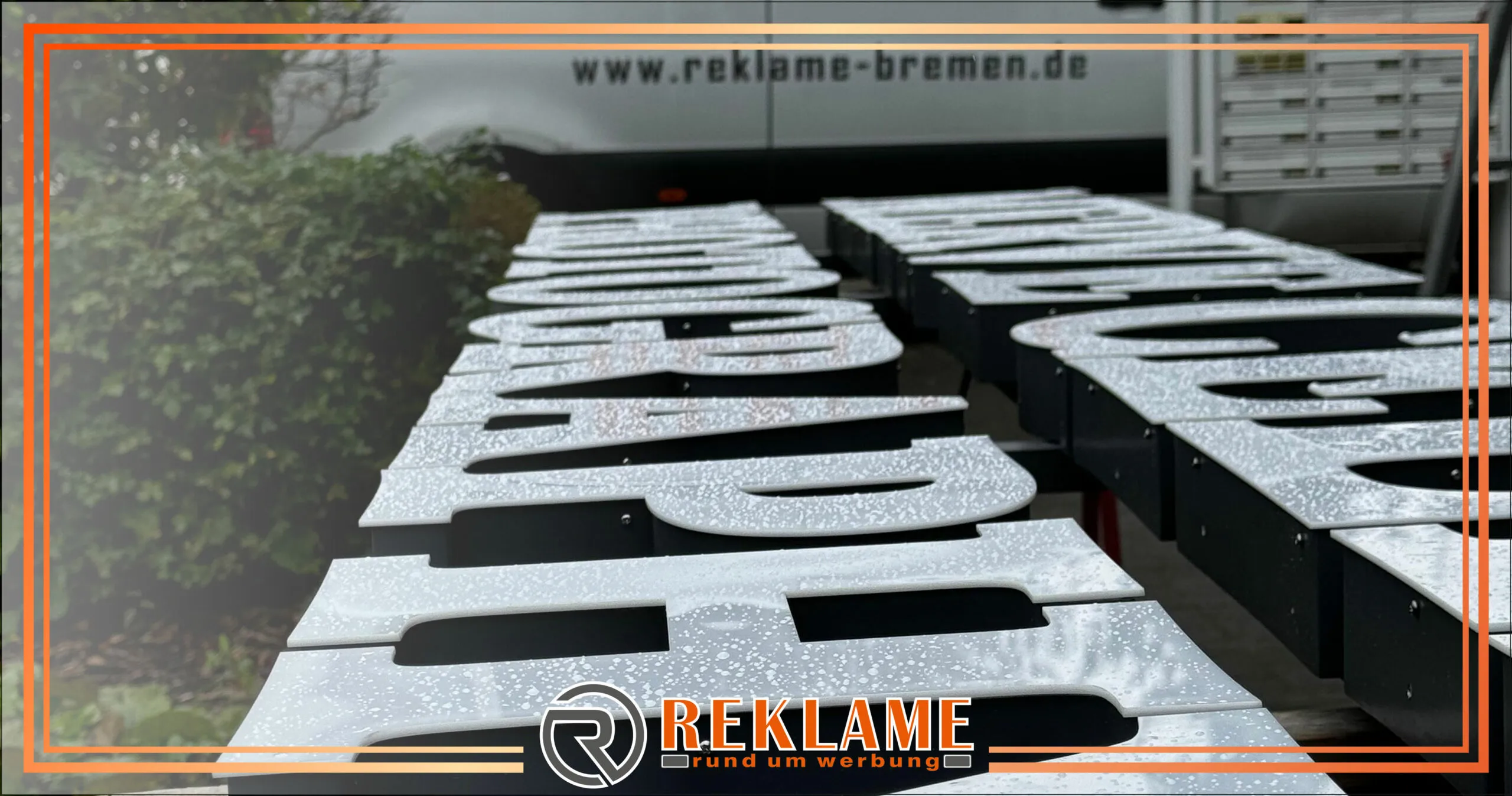 3D-Werbeanlage als Schienenkonstruktion mit frontbeleuchteten 3D-Buchstaben an einer Fassade